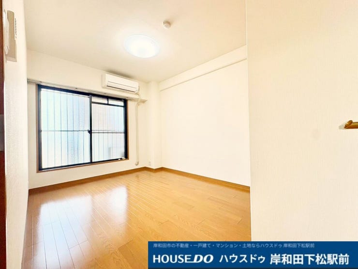 大きな窓からたっぷりの陽光が差し込む、明るく開放感あふれる洋室です。すっきりとシンプルな内装で統一されており、お好みの家具を自由にレイアウトしてお楽しみいただけます!