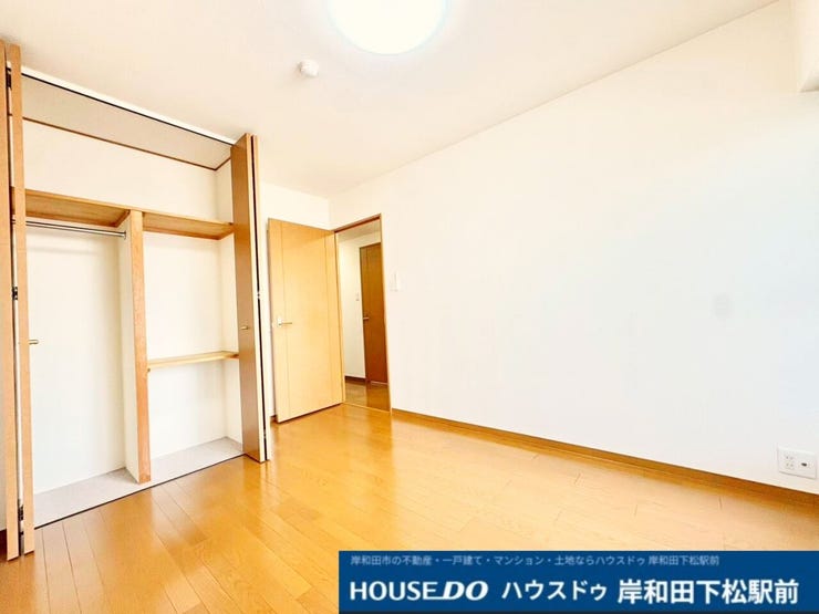 温かみのあるフローリングと白を基調としたすっきりとした洋室です。クローゼットが備わっており、お荷物をすっきりと片付けてお部屋を広々と有効にご活用いただけます!