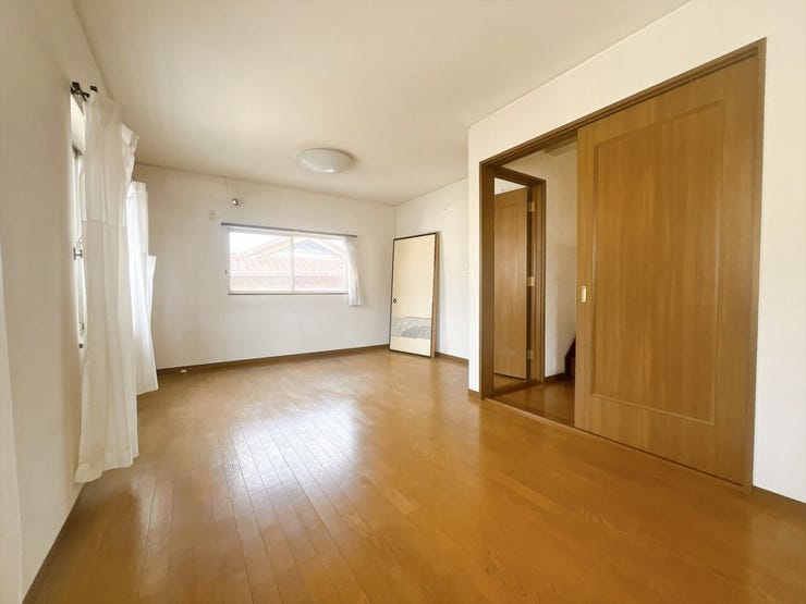 【洋室】
広々としたお部屋は家具の配置やインテリアデザインがしやすく、自分好みの居心地の良い空間を作れます♪
ソファやテレビ台を設置して家族や友人とくつろげるセカンドリビングスペースにもなります!