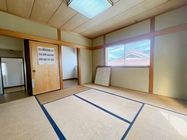 【和室】
畳の香りが心を落ち着かせ、くつろぎの空間を演出します!
来客時の客間やお子さまの遊び場としても使いやすく、布団を敷けば寝室にもなり、多目的に使える便利で快適なスペースです!
