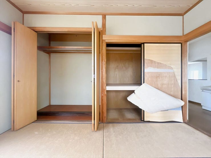 【押入】
奥行きと幅のある押し入れは、布団や季節物の衣類、大型の道具までしっかり収納できる頼もしいスペース♪
和室ならではの落ち着いた雰囲気と調和し、すっきり片付いた心地よい空間を保てます♪