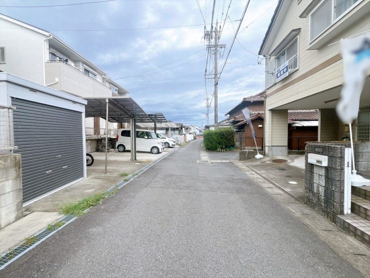【前面道路】
大型車の通行が少なく、静かで落ち着いた環境が魅力です♪
小さなお子さんがいるご家庭でも安心して暮らせます!
車がスピードを出しにくく、交通事故のリスクも低減される安全な住環境です!