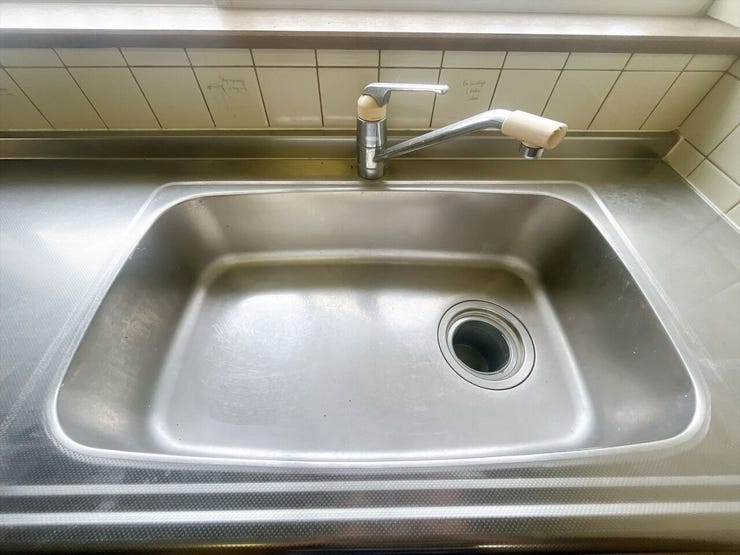 【シンク】
深めの設計のシンクは水撥ねがしづらく、食器類を多く置けるため毎日の洗い物のストレスを軽減します♪
さらに高めの位置に水栓があるため、大きなフライパンやまな板も洗いやすいです♪