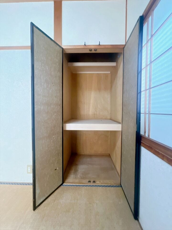 【収納】
扉付きのクローゼットは中身をしっかり隠せるため、生活感を抑えお部屋全体をすっきりと見せることができ、急な来客時にも安心です♪
さらに棚付きの収納があることで、細かな物も整理できます!