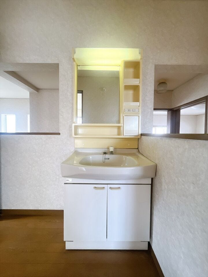 【洗面所 2階】
2階にも洗面台があるため、朝の混雑を緩和できます♪
トイレ使用後の手洗いにも使用でき、衛生的な生活動線を実現します!
毎日の家事や身支度の効率がぐっと上がる実用的な設備です!