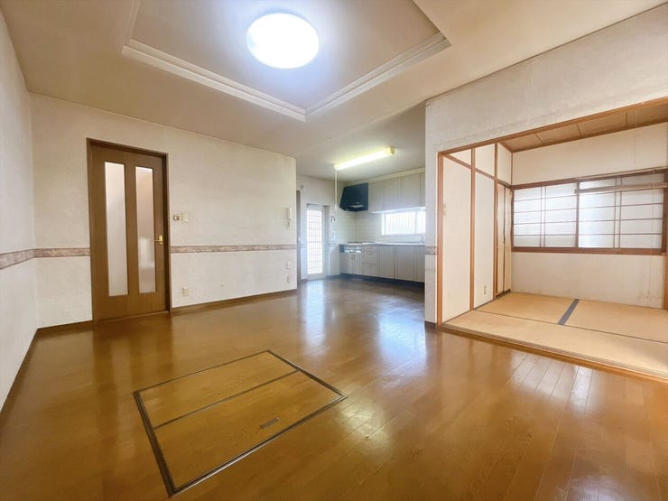 【LDK】
リビングは家具や通路を確保しても十分な広さがあり、空間に開放感と余裕を感じながら生活できます♪
親戚や友達を呼んでもゆとりがあり、楽しい時間を過ごせます♪
