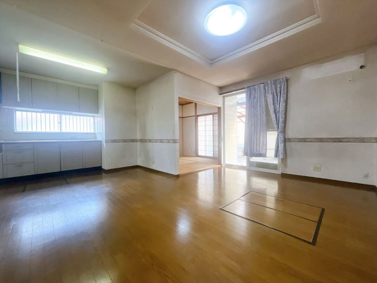 【見通しの良いリビング】
広々としたリビングはどこにいてもお部屋全体が見渡しやすく、ぱっと見て室内の様子が把握しやすいです♪
そのため小さなお子様がいるご家庭や、ペットを飼われていても安心です!