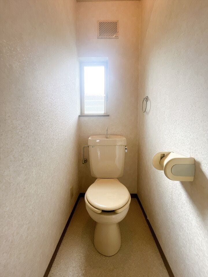 【トイレの窓】
トイレに窓があることで自然な空気の流れが生まれ、嫌な臭いをしっかり排出できます!
外からの自然光も取り入れられ、昼間は照明に頼らず明るく快適な空間が広がります♪