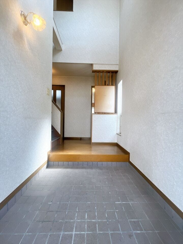 【玄関吹抜】
玄関が吹抜になっていることで空間に開放感が生まれ、自然光と風をたっぷり取り込める心地よい設計です!
明るく爽やかな雰囲気で、訪れる人にも好印象を与える魅力的な玄関空間です♪