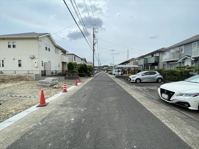 幅員約6mの前面道路です。道路幅が広いので、向かいの住宅とも距離があるため日当たりも確保しやすいです。