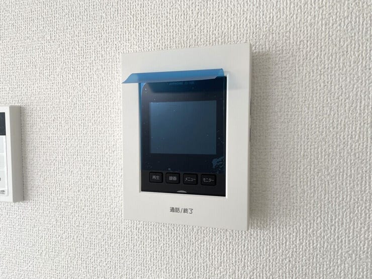 ○カラーモニター付インターホン○ 同仕様
不在時の訪問は自動で録画されます。
訪問者の顔が確認できるのでお子様の留守番にも安心です♪