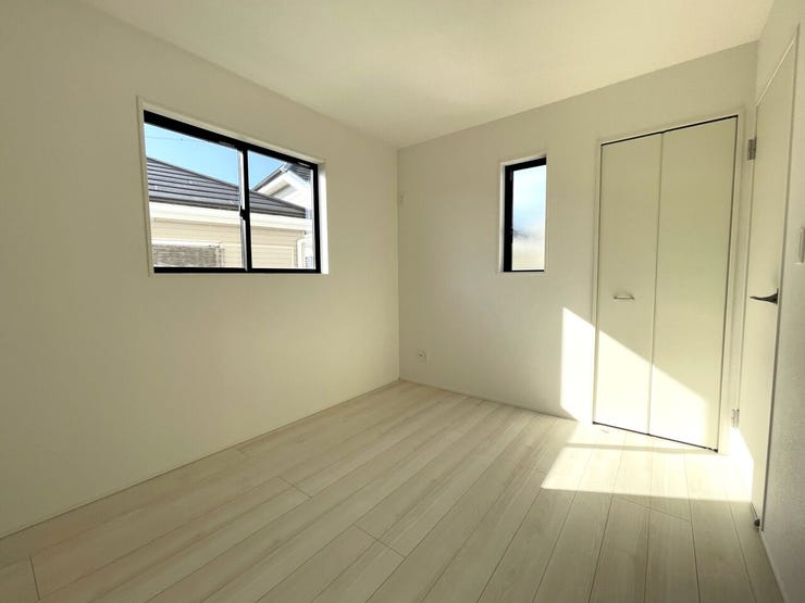 ◇洋室◇ 同仕様
2面採光のお部屋は明るく風通しが良いです♪
収納もしっかり出来ますよ!