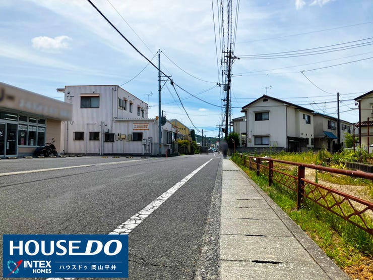 歩道がしっかり整備された前道で、小さなお子様の通学や毎日のお買い物も安心!すぐ近くに店舗もあり便利で快適な暮らしが叶う好立地です♪