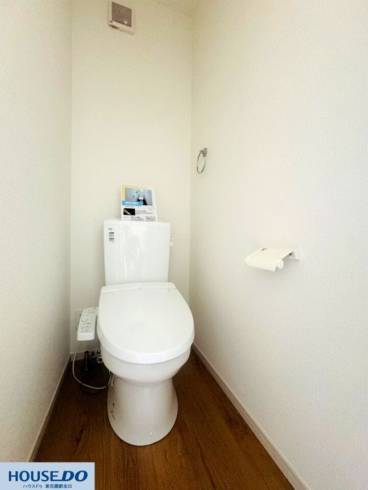 清潔感のある白いクロスと木目調の床が調和したすっきりとしたトイレ空間です♪温水洗浄便座などの快適な設備が整っており、毎日清潔で心地よく利用することができます☆