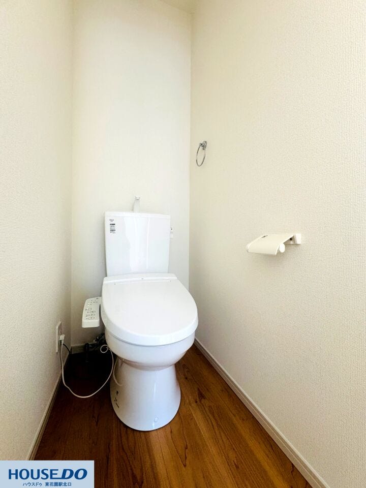 シンプルで落ち着きのあるインテリアにまとまった使い勝手の良いトイレエリアです!ペーパーホルダーやタオルリングもすっきりと配置されており、日常の時間を快適に過ごすことができます♪