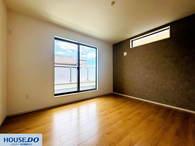 大きな窓からたっぷりの光と外の景色を取り込める開放的なお部屋です♪バルコニーへの出入りもしやすく、風通しの良い爽やかな空間の中で心地よい毎日を過ごすことができます☆
