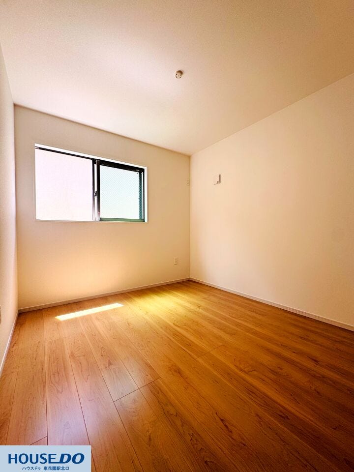 窓から温かい光がたっぷりと差し込む明るい居室スペースです!お部屋全体が心地よい自然光に包まれるため、日中は照明をつけなくても快適に過ごせる爽やかな空間になっています♪