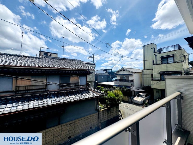 青空が大きく広がり心地よい光と風を感じられる開放的な眺望です♪周囲の建物との距離が保たれているため、見通しが良く毎日の洗濯物を干す時間も爽やかな気分で過ごせます☆