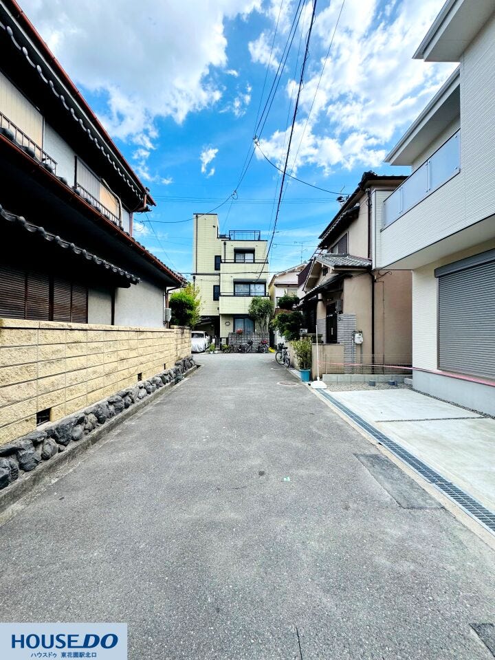 青空が広がる明るい前面道路は舗装もきれいに整っており、見通しが良く心地よい雰囲気です!道路と敷地が平坦に接しているため、車や自転車の出し入れもスムーズに行えます☆