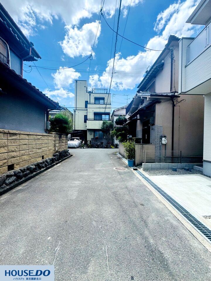 落ち着いた住宅街に位置する前道は交通量が少なく、静かで安心感のある周辺環境です♪小さなお子様がいるご家庭でもゆったりと安全に行き来できます!