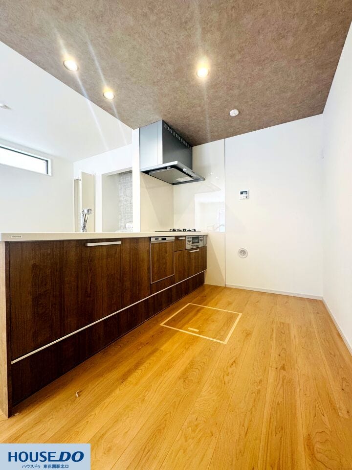 すっきりと明るい空間に配置された、機能的で使い勝手の良いシステムキッチンです!広々とした調理スペースとお手入れのしやすいコンロ周りにより、毎日の美味しいお料理づくりを快適にサポートします♪