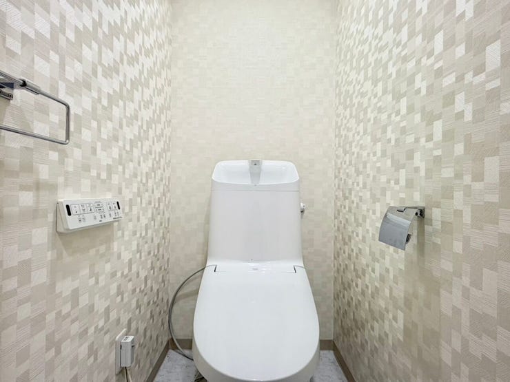 アクセントクロスがおしゃれな新品に交換済みのトイレになります♪