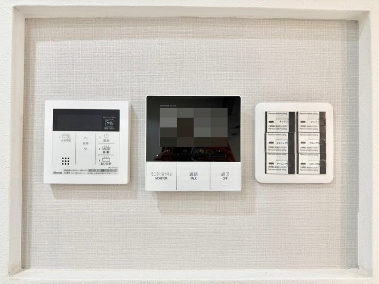 玄関を開ける前に、お部屋の中から来客者を確認できるTVモニター付きインターホン!不要なセールスなどの対応もしやすく、防犯面でも安心ですね♪
