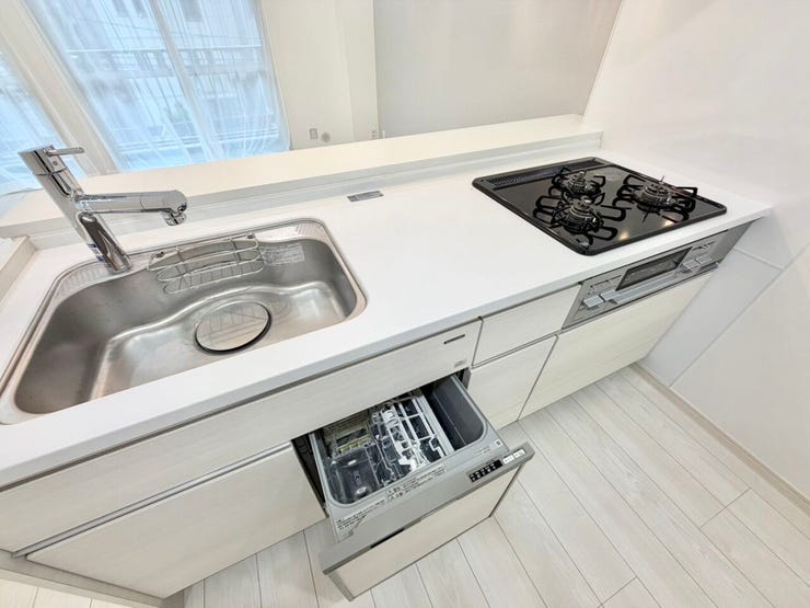 食器洗乾燥機付きで、ご家族分の食器もピカピカに!後片付けもラクラクこなせて、日々の生活に欠かせない便利設備♪環境にも手にも優しいのが嬉しいですね!