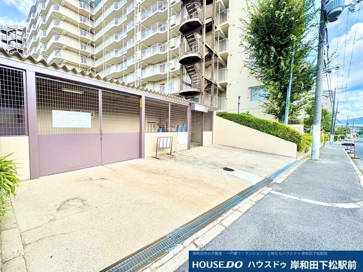 【外観】
青空のもと、すっきりと整備された清潔感のあるマンションの外観です。周辺は落ち着いた住環境が広がり、毎日の通勤や通学、お出かけにも便利な快適なロケーションです!