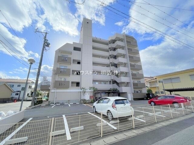 【駐車場】
敷地内には、1台分の駐車場を確保しています!(敷地外もあり)
月額6000円で利用できるため、車を所有している方でも新たに駐車場を探す必要がなく、安心してお住まいいただけます♪