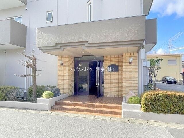 【エントランス】
定期的に管理人さんが巡回し、共用部の清掃や設備点検を行うことで、建物全体が清潔で整った状態に保たれます♪
また不審者の侵入を防ぐ抑止効果も高まり、防犯面でも安心感がアップします!