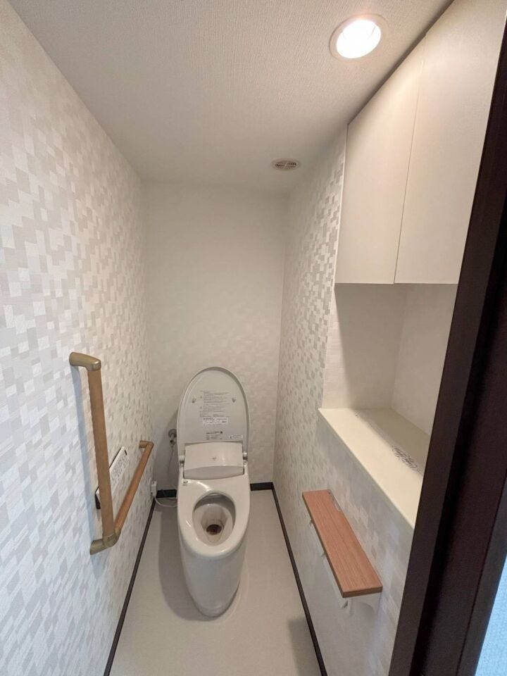 《トイレ》
ウォシュレット付きトイレです。
カウンター・収納あり!ストック品や掃除用品の収納に♪