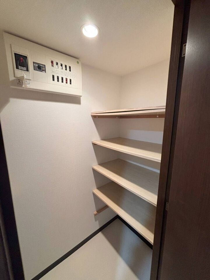《物入》
季節のグッズやストック等の収納を一手に引き受けてくれる頼もしい存在です。