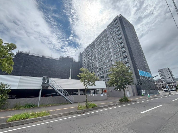 【外観】
《外観写真》
札幌市電「西線14条」駅徒歩1分!
コンビニ・スーパー等が近く暮らしに便利な立地のマンションです。