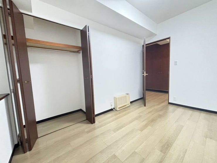 《洋室3》
約5.6帖のお部屋です。
こども部屋にもおすすめ♪
収納スペースをしっかりと確保しています。