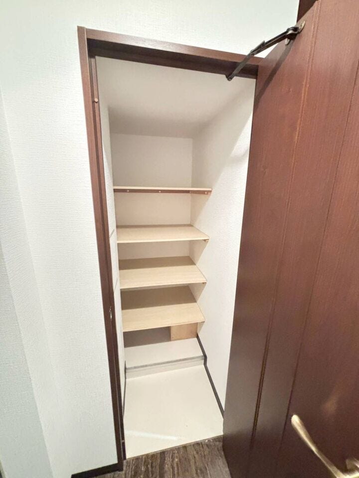 《納戸》
ご家族みなさまの荷物を収納!
各部屋以外にも収納を確保した物件です。