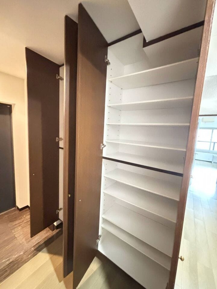 《玄関収納》
ご家族みなさまの靴をたっぷり収納可能!
すっきりとした状態を保つことができます。
