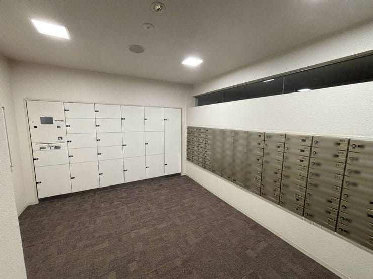 《宅配ボックス》
不在時も荷物の受け取りができ便利です。