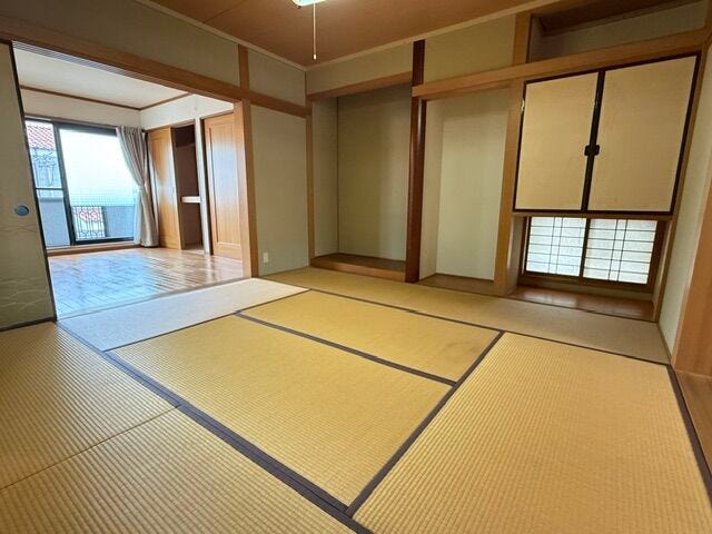 2階中央 8帖の和室です。