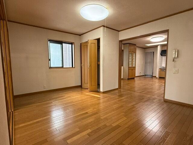 1階8.5帖の洋室です。