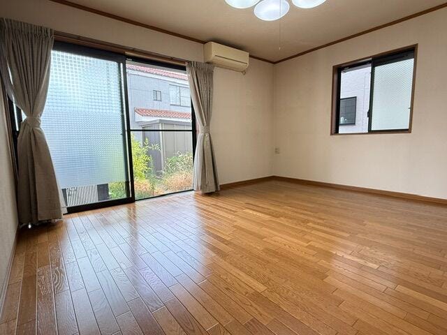 1階9.5帖の洋室です。