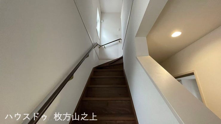 手すり付きの階段で上り下りをサポート♪明るく清潔感のある室内に仕上がっています。