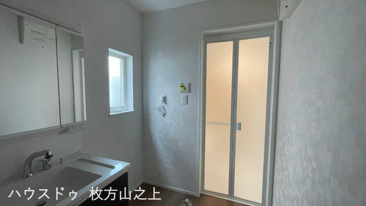 窓付きで自然換気ができる洗面所♪浴室への動線もスムーズで、毎日の身支度に便利です。