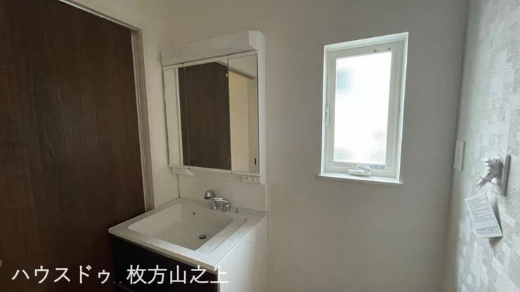 鏡付きの洗面化粧台を設置♪窓から自然光も入り、明るく清潔感のある洗面スペースです。