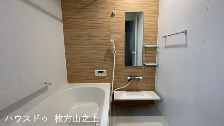 木目調アクセントパネルがおしゃれな浴室♪一日の疲れをゆったり癒せるバスタイムを。