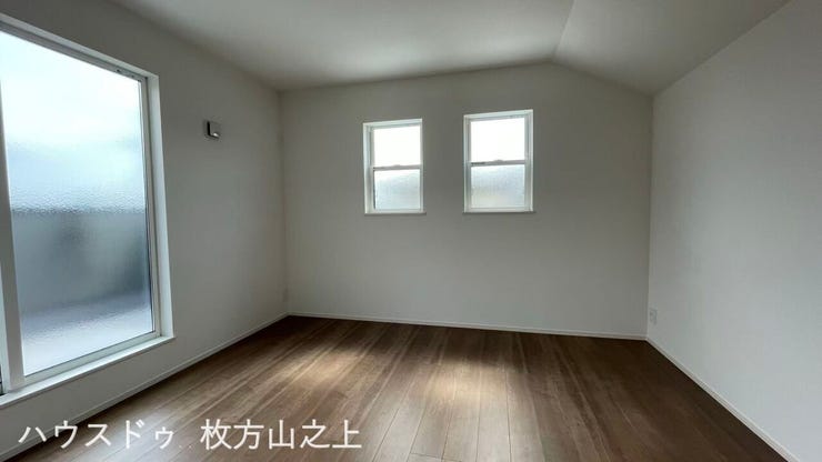 大きな窓から自然光が差し込む明るい洋室♪バルコニーへ出入りでき、開放感のある空間です。