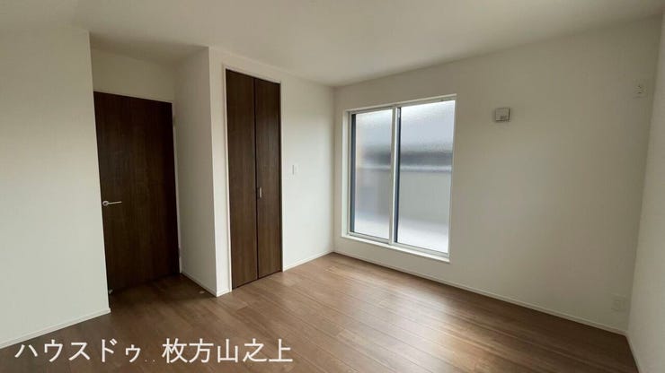 木目調のフローリングが温かみを感じさせる洋室。クローゼット付きでお部屋をすっきり使えます♪