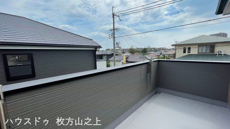 視界が開けたバルコニーで開放感◎毎日の洗濯はもちろん、気軽に外の空気を感じられます♪