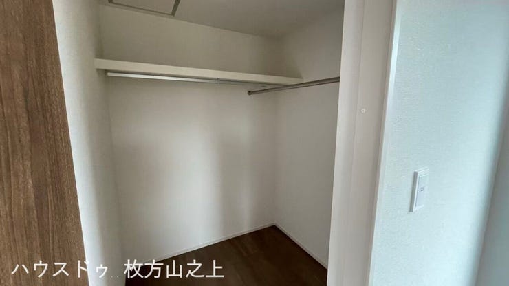 ハンガーパイプ付きのクローゼット♪衣類を掛けたまま収納でき、お部屋をすっきり保てます。