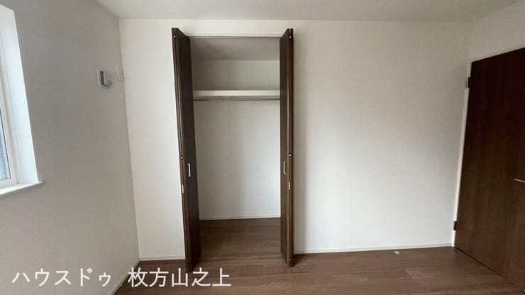 クローゼットを備えた使い勝手の良い洋室♪収納家具を減らして居住スペースを広く使えます。